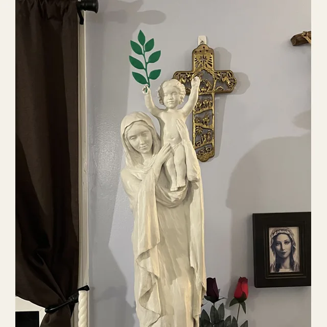 Leaves for Notre Dame de Visitation Vierges pèlerines - Our Lady of Visitation Pilgrim Virgin Statue